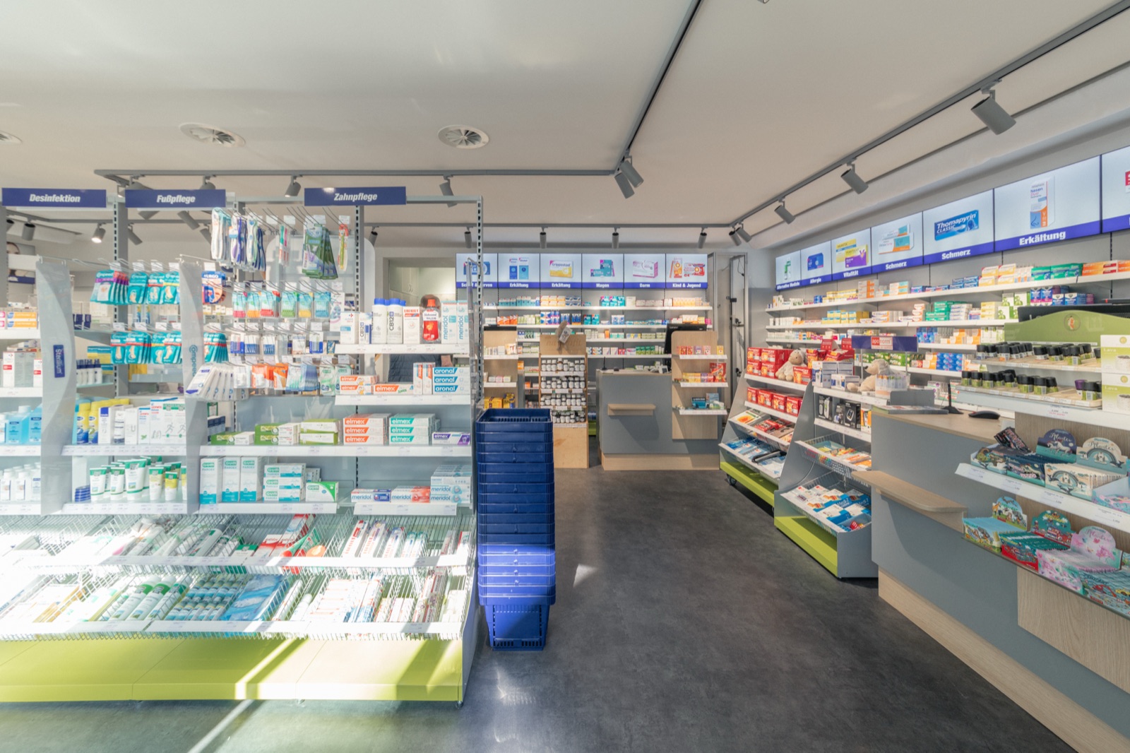 Blick in die Bavaria Apotheke in Höchberg